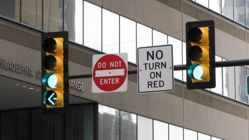 Cities Are Banning Right-on-Red Turns – Thats Viral Now